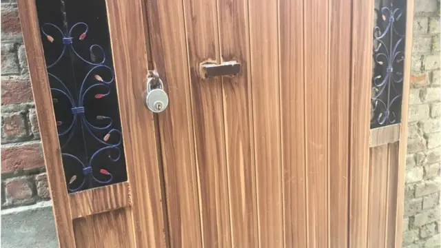 मुज़फ़्फ़र शाबान के घर के बाहर लगा ताला