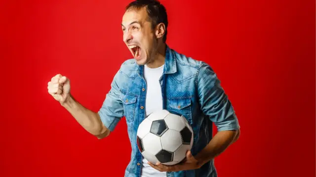 Un aficionado al fútbol.