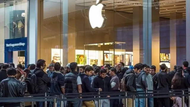 पैसे की सीढ़ी लगाकर कतार पार करते अमीर