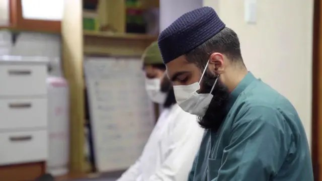 경북대 박사과정에 있는 무아즈 라작은 "주민들과 평화롭게 지내는 것과 기도할 수 있는 사원만 바랄 뿐"이라고 말했다