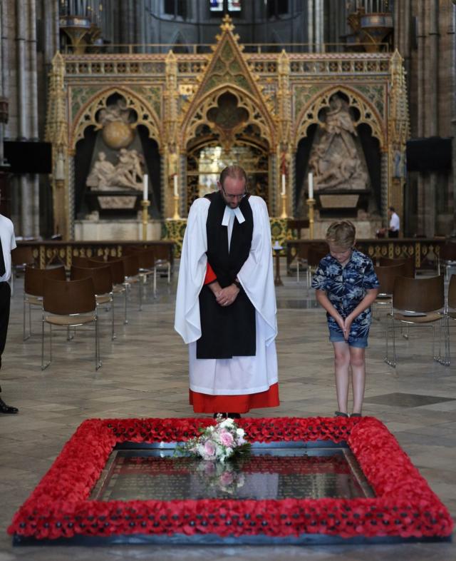 西敏寺大教堂法政牧师安东尼·波尔（中）及皇家礼拜堂副主任牧师保罗·怀特儿子托比·怀特（右）一同将碧翠丝公主的捧花放置在威斯敏斯特教堂中（17/7/2020）