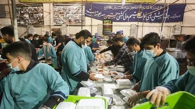 پخت و توزیع غذای نذری در حسینه ای در اصفهان