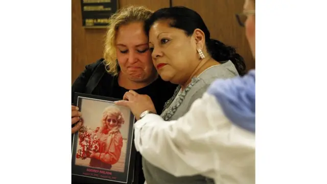 মা অড্রে নেলসনের ছবি হাতে পার্ল নেলসন (বামদিকে), যাকে হত্যার কথা স্বীকার করেছেন স্যামুয়েল লিটল।