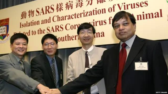 මහාචාර්ය මලික් පීරිස්, සාර්ස් කොරෝනාවෛරසය පිළිබඳව පරීක්ෂණ පැවැත්වූ හොංකොං විශ්වවිද්‍යාලයේ විද්‍යාඥයන් සමඟ (HKU Microbiologists (L-R) Dr. Bojian Zheng, Dr. Guan Yi, Prof. Yuen Kwok-yung and Prof. Joseph Sriyal Malik Peiris in the briefing on their research of the SARS coronavirus from animals in Southern China, in HKU Faculty of Medicine Bldg, Pokfulam.)