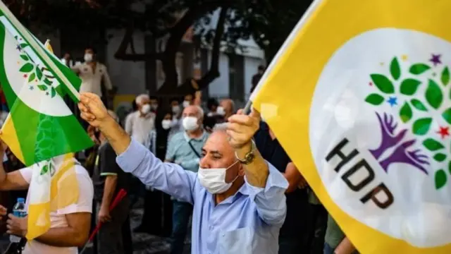 HDP bayrakları taşıyan bir partili