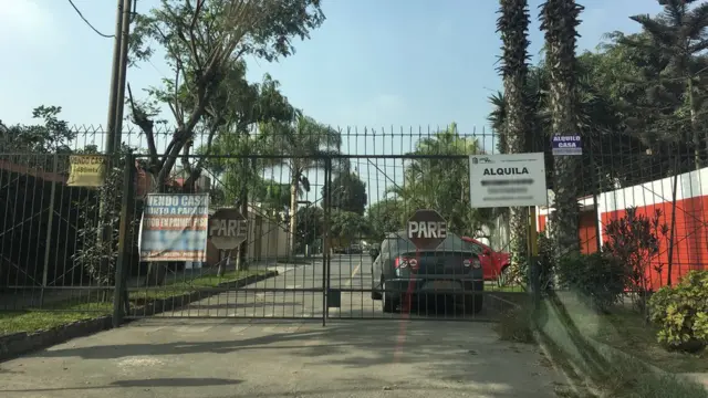 Reja con anuncios de alquiler en La Molina