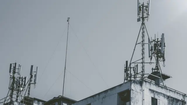 একটি ভবনের মাথায় ট্রান্সমিটার যন্ত্র