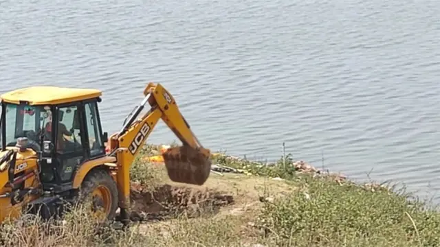 प्रशासन शवों को दफ़ना रहा