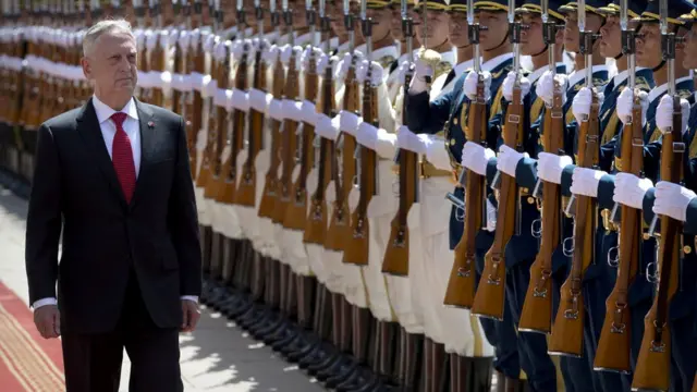 中方为马蒂斯举行欢迎仪式，马蒂斯检阅中国解放军仪仗队。