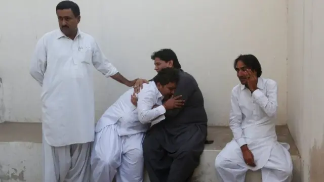 आग से मारे गए लोगों के रिश्तेदार