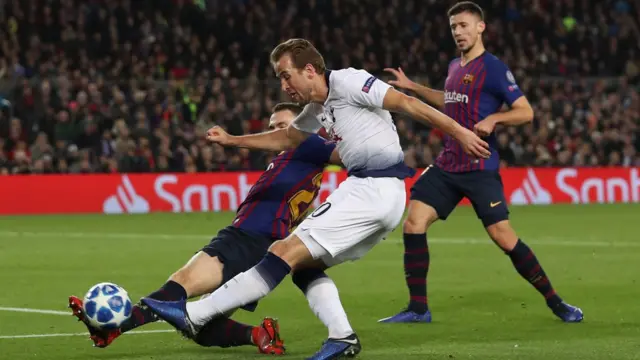 هاري كين لاعب فريق توتنهام الانجليزي في مواجهة أمس الثلاثاء