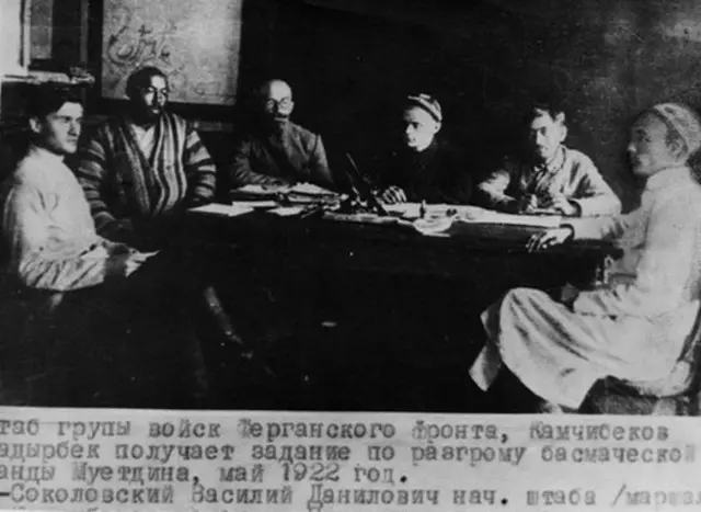 Сүрөттө: Солдон биринчи Соколовский Василий Данилович, экинчи Жамшитбек Карабеков - Ош уездик админстративдик бөлүмүнүн жана ыктыярдуу элдик милициянын башчысы, оңдо алтынчы катарда олтурган Кадырбек Камчыбеков - Гүлчө райондук ыктыярдуу элдик милиция отрядынын башчысы.