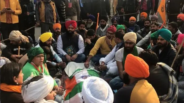 ఐటీఓ వద్ద రైతు మృతదేహంతో బైఠాయించిన నిరసనకారులు