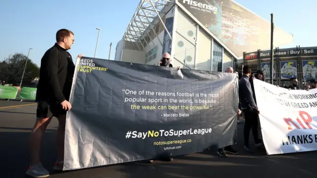 Leeds United taraftarları maç öncesi açtıkları bir pankartta ESL projesini Arjantinli eski futbolcu ve teknik direktör Marcelo Bielsa'nın sözleriyle eleştirdi: "Futbolun dünyadaki en popüler spor olmasının nedenlerinden biri de zayıfın güçlüyü yenebilmesidir"