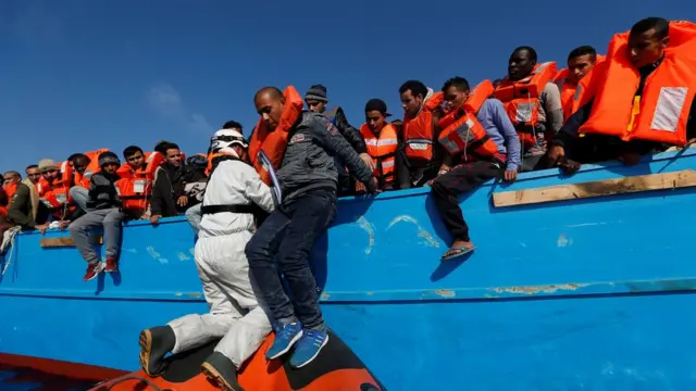 İtalya'da kurtarılan göçmenler