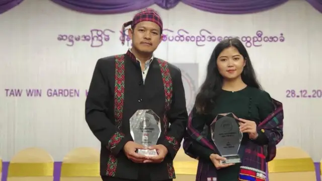 ပေါလုနဲ့ ဆိုင်းနူးပန်ဟာ ကချင်စစ်ရှောင်တွေအရေး သရုပ်ဖော်ပြဇာတ်တင်ဆက်လို့ ထောင်ချခံခဲ့ရပါတယ်။