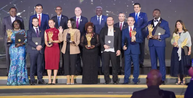 Bwana Lumumba (wa kabiri iburyo) mu bahawe ibi bihembo mpuzamahanga i Kigali