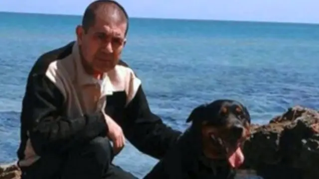 Bayoudh acariciando un perro