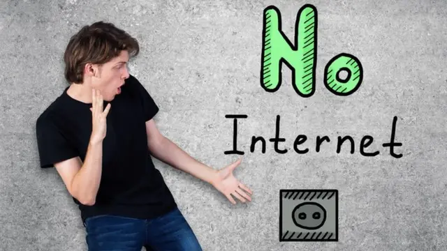 Un joven frente a una pared donde está escrita la frase "no internet"