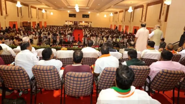 સંબોધન કરતા અમિત શાહ