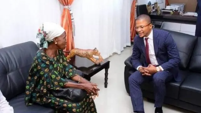 Bernadette Lukoki aganira na minisitiri w'uburezi Didier Mudimu