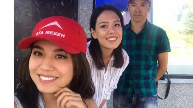 Каникулга келген Айданек Текебаева кол топтоодо