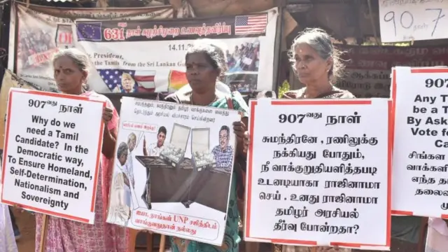 අතුරුදහන් වූවන් වෙනුවෙන් සාධාරණය ඉටු කර දෙන ලෙස ඉල්ලා සිටින දෙමව්පියන් (දෙමළ ජාතික සන්ධානයේ ආර් සම්බන්ධන් සහ එම්.ඒ සුමන්දිරන් දෙමළ ජනයාගේ ඡන්දය ලබා ගනිමින් දේශපාලන ජාවාරමක යෙදෙන බවට චෝදනා කෙරෙන පුවරුවක් )