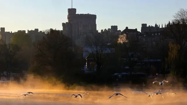 Primeras luces del día en el Castillo de Windsor, junto al río Támesis de Londres, en el funeral del duque de Edimburgo este 17 de abril.
