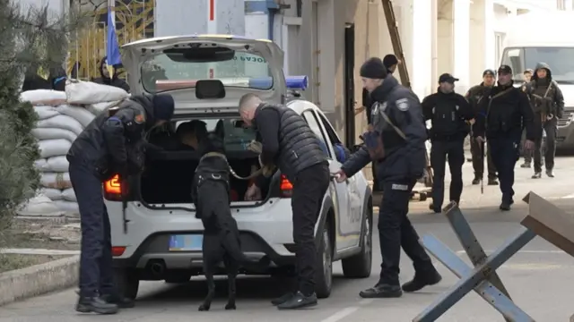 Ukrayna mediasında polisin iddia olunduğu kimi, Rusiya təxribatçılarını həbs etdiyini göstərən çoxsaylı videolar yayımlaynıb