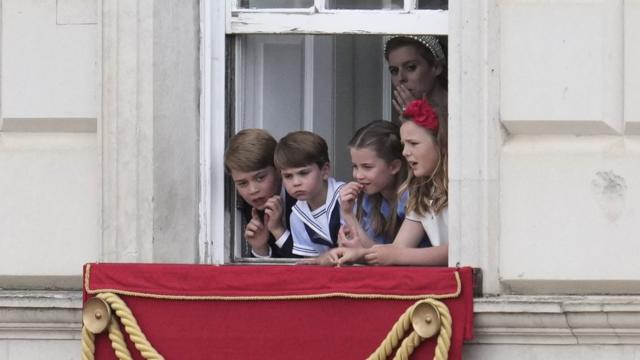 Príncipe George, príncipe Louis, princesa Charlotte, Mia Grace Tindall e princesa Beatrice