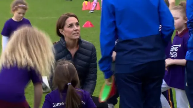 Герцогиня Кембриджская разговаривает с юными футболистками