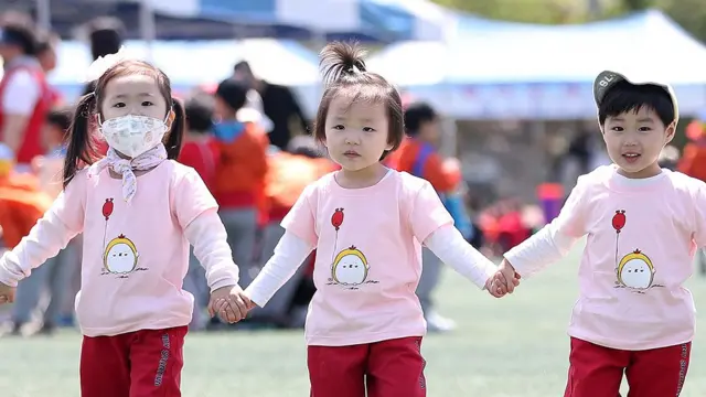 마스크 쓰고 노는 어린이