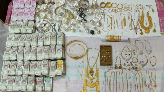 லஞ்ச ஒழிப்பு சோதனை: அரசு அதிகாரி வீட்டில் கோடிக் கணக்கில் நகை, பணம்