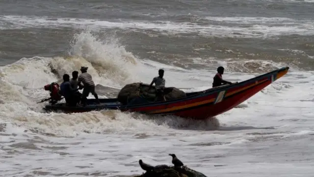 સમુદ્રમાં માછીમારો