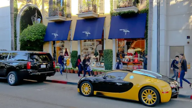 فروشگاه مرکزی بیژن در بورلی‌هیلز در حاشیه شهر لس‌آنجلس قرار دارد