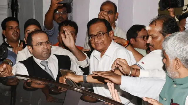 காரில் அழைத்து செல்லப்படும் சிதம்பரம்