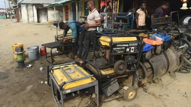 Mechanic wey dey repair generators.