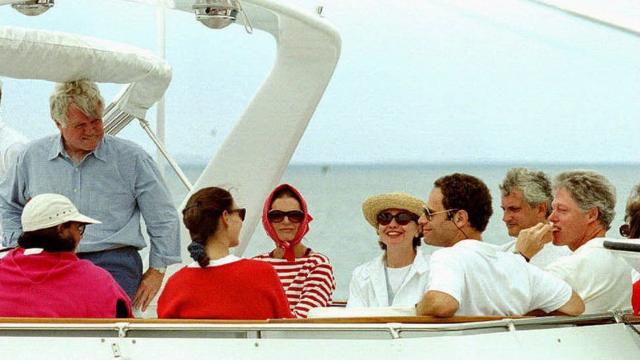 Bill Clinton en yate con Hillary y Jaqueline Kennedy Onassis.