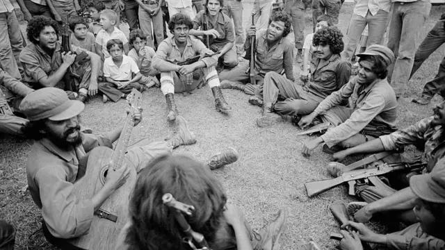Guerrilleros nicaragüenses cantando