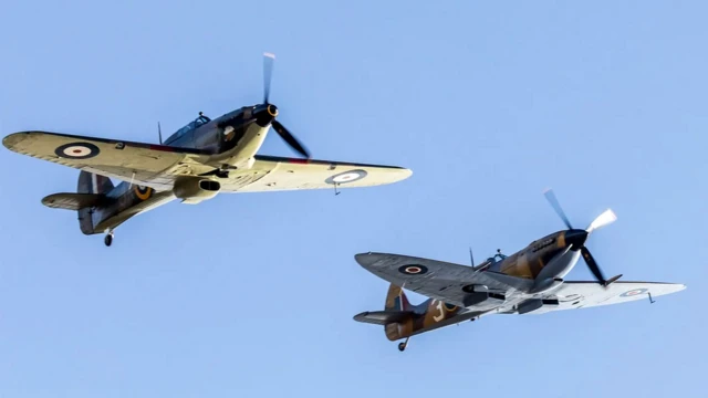 "Харрикейн" остался в тени своего более изящного и известного собрата, истребителя "Спитфайр" (слева)