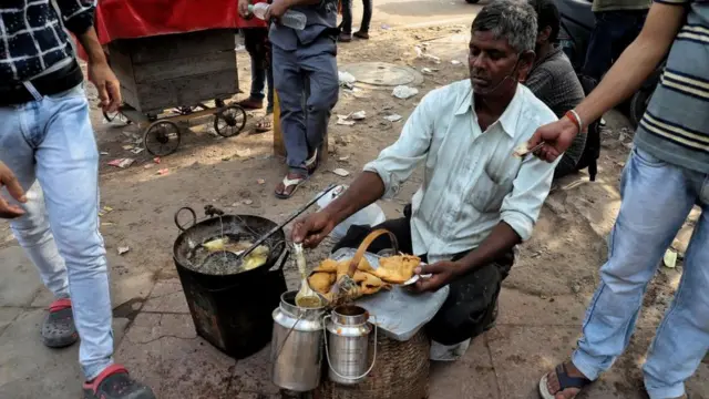 Penjaja makanan di Delhi, India pada 22 April 2022.