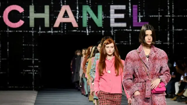 Người mẫu tại một buổi trình diễn thời trang của Chanel ở Paris