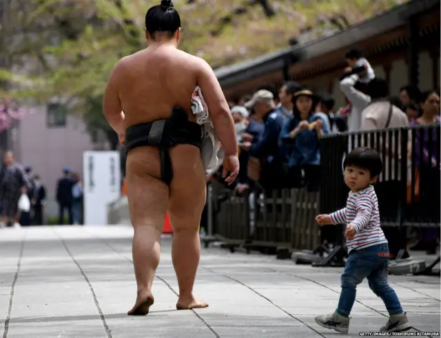 सुमो पहेलवानांना जपानमध्ये मान असतो.