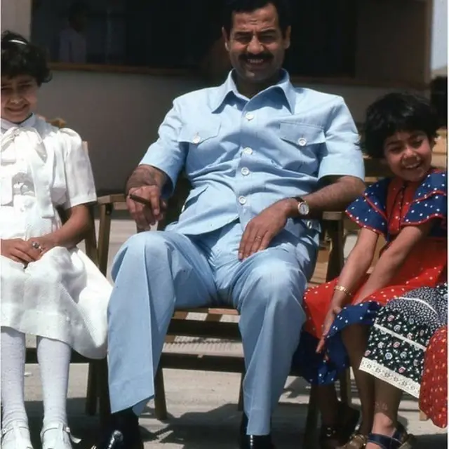 صدام حسین اپنی بیٹیوں رغد اور رانا کے ساتھ