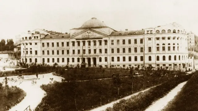 Большая часть студентов ветеринарно-зоотехнического института - выходцы из села. Пребывание в Киеве спасло их от Голодомора. Теперь в этом здании находится МЧС Украины