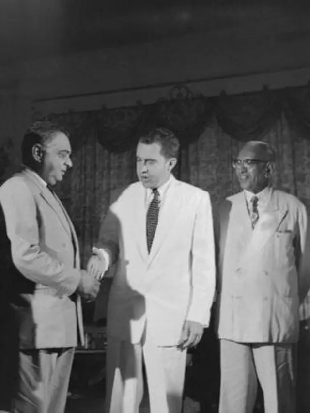 इसकंदर मिर्ज़ा (बाएं) और इस्माइल इब्राहिम चंद्रगीर (दाएं) और अमरीकी सदर रिचर्ड निक्सन के साथ कराची में