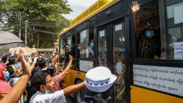 ဝိုင်ဘီအက်စ် ယာဉ်လိုင်းတချို့မှာ နှာခေါင်းစည်းပါမှ ခရီးသည်လိုက်ပါစီးနင်းခွင့်ပြုမယ်လို့ ဆိုပါတယ်။