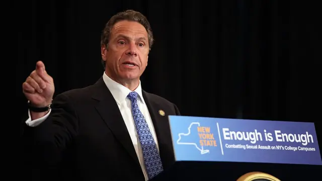 Andrew Cuomo, gobernador de Nueva York, firma en 2015 una ley de consentimiento sexual afirmativo para combatir la violencia sexual en las universidades.