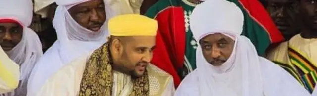 Sarki Sanusi II yayin zikirin Juma'a na shekara-shekara da ake yi a gidan Sarkin Kano. Suna zaune da daya daga jikokin shehu Tijjani wanda ya kafa darikar Tijjaniya