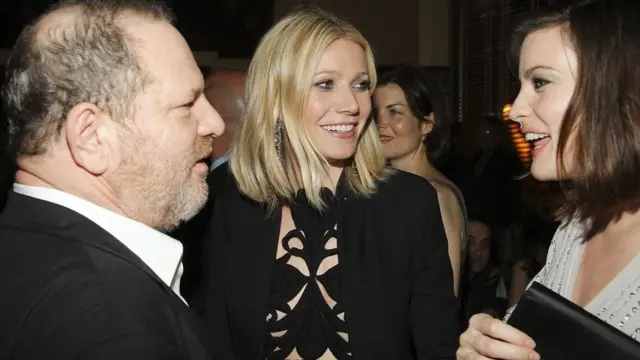 گوینتھ پالٹرو اور ہاروی وائن سٹین کے ایک 2008 کی تصویر جب وہ کسی محفل میں ایک مہمان سے بات کر رہے ہیں